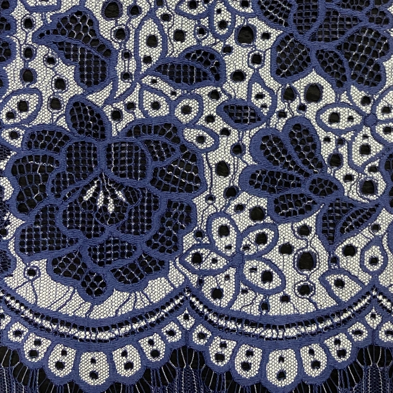 Delicate vine and leaf lace motif