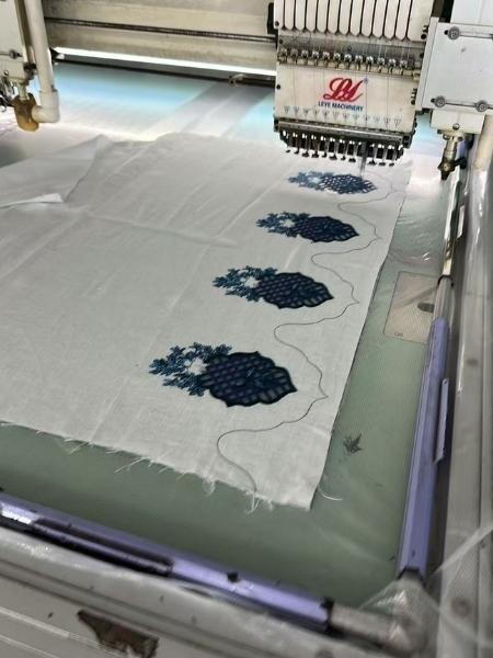 tessuto base in lino ricamato in posizione multicolore