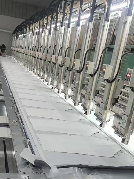 produzione di ricami con posizione di pezzi tagliati in massa