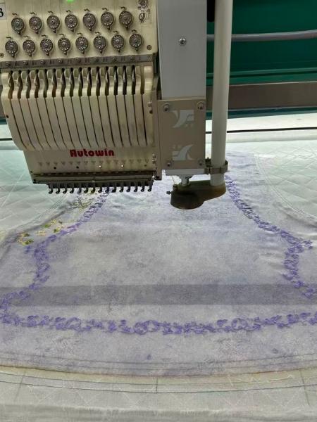 tessuto di pizzo ricamato con posizione del pezzo tagliato