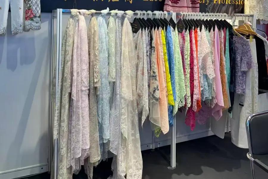 Spitzenkleidungsstücke, die auf der Intertextile Shanghai 2026 Herbst ausgestellt wurden
