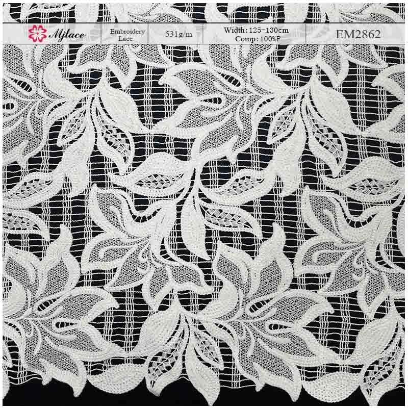 Dentelle brodée épaisse à motifs floraux solubles dans l'eau avec franges et pompons, par MJlace