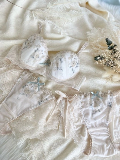 white lace bra and underwear set